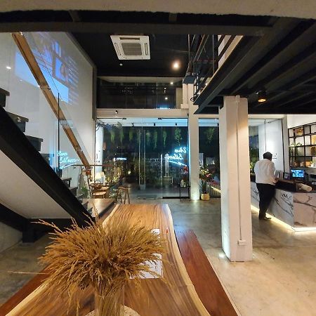 Vive Silom Hotell Bangkok Exteriör bild