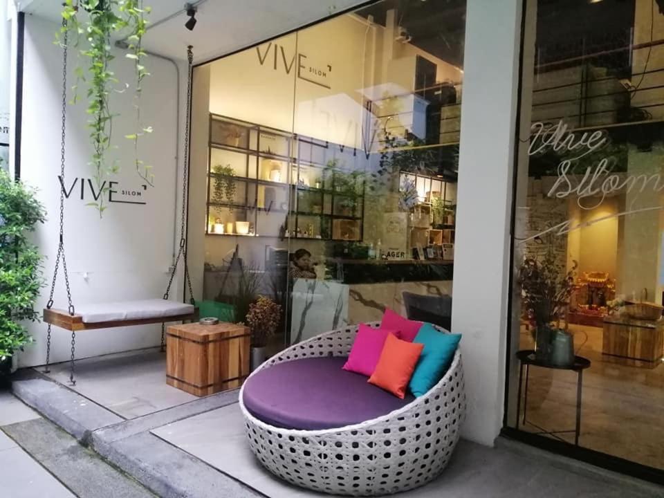 Vive Silom Hotell Bangkok Exteriör bild