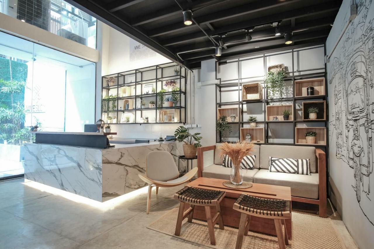 Vive Silom Hotell Bangkok Exteriör bild