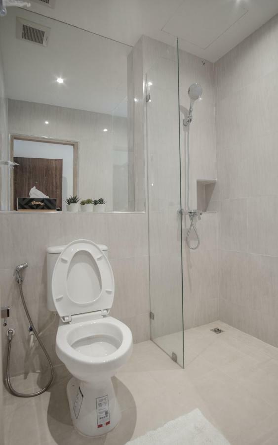 Vive Silom Hotell Bangkok Exteriör bild