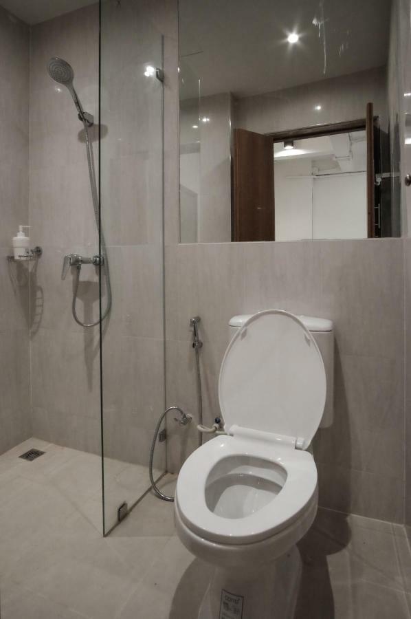 Vive Silom Hotell Bangkok Exteriör bild