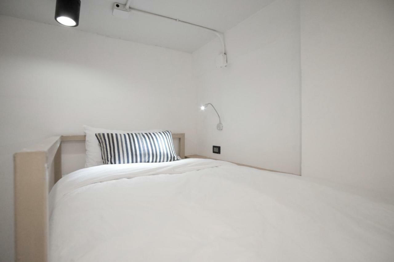 Vive Silom Hotell Bangkok Exteriör bild