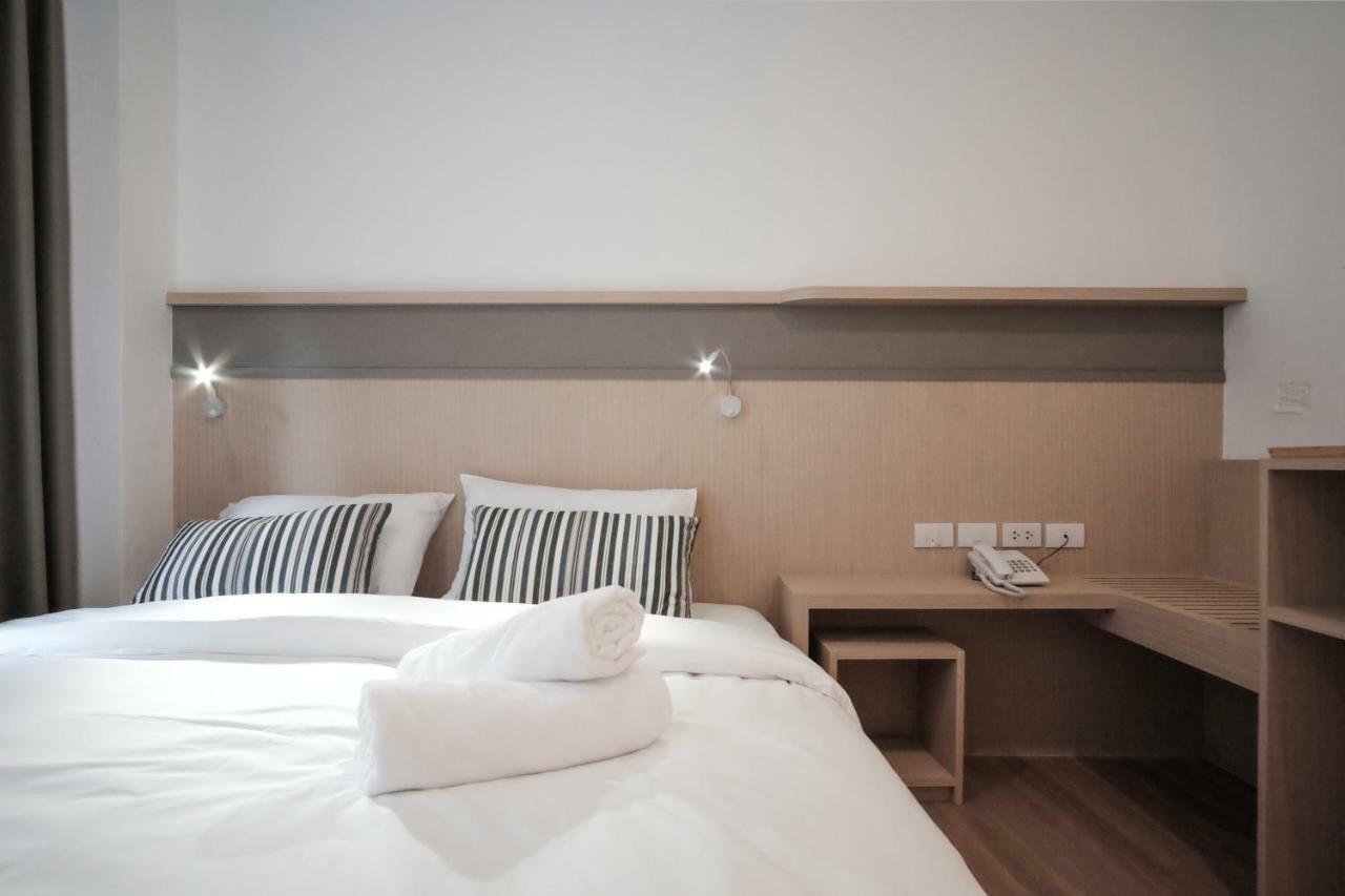 Vive Silom Hotell Bangkok Exteriör bild