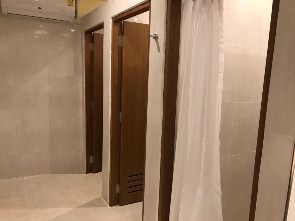 Vive Silom Hotell Bangkok Exteriör bild